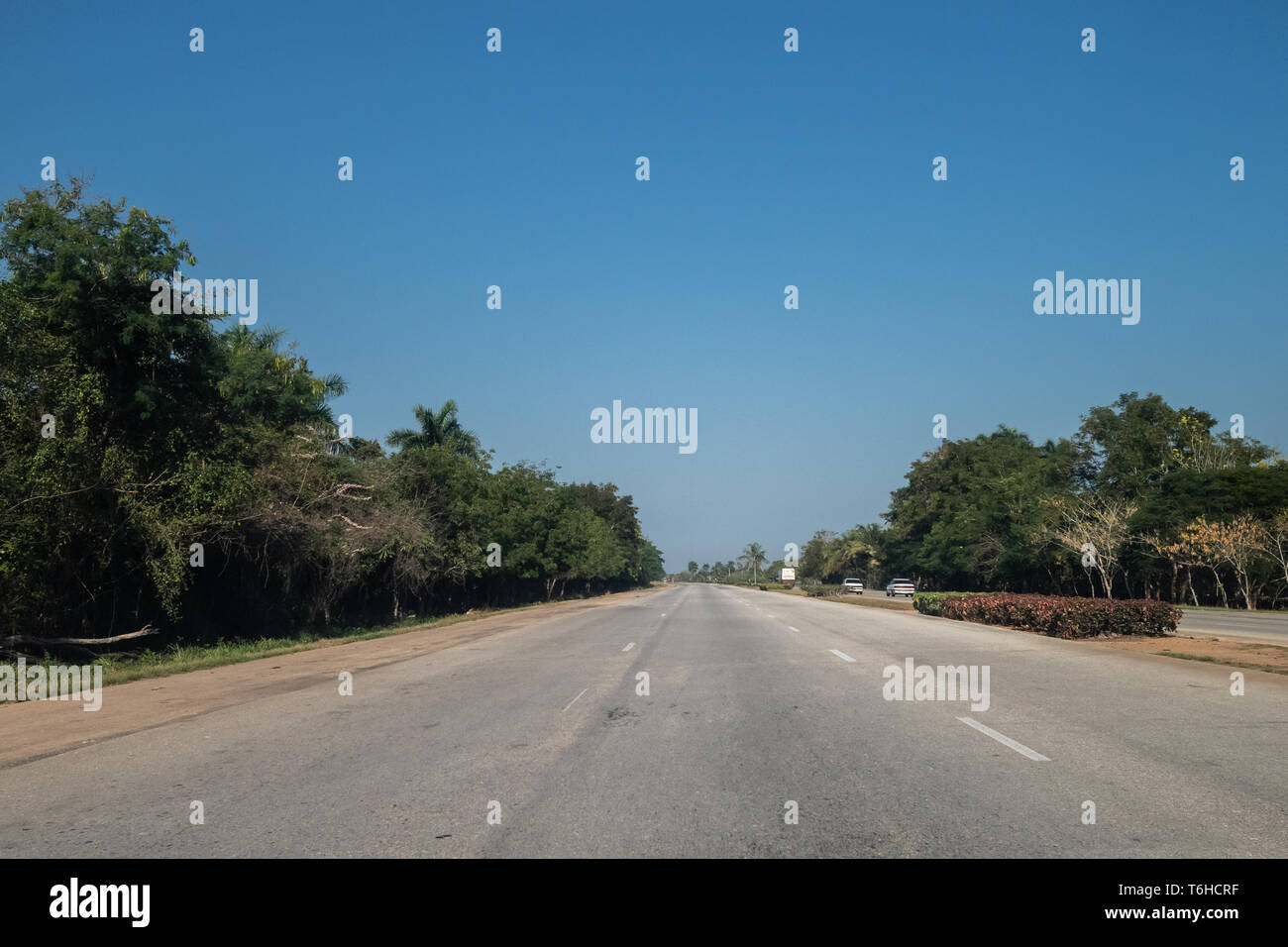 Strada aperta con cielo blu in Cuba Foto Stock