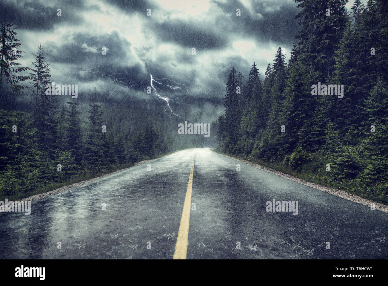 Tempesta di pioggia e fulmini sulla strada Foto Stock