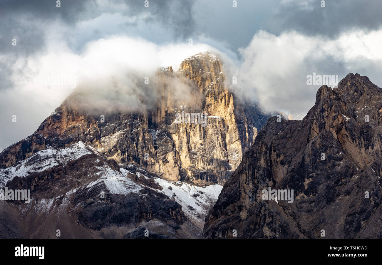 Marmolada massiccio montuoso. Nuvole. Le Dolomiti. Foto Stock