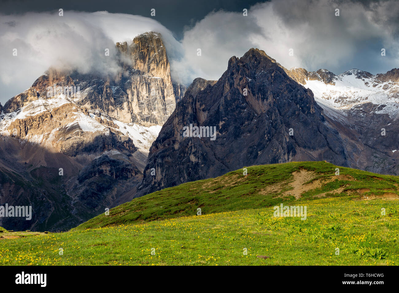 Marmolada massiccio montuoso. Nuvole. Le Dolomiti. Foto Stock