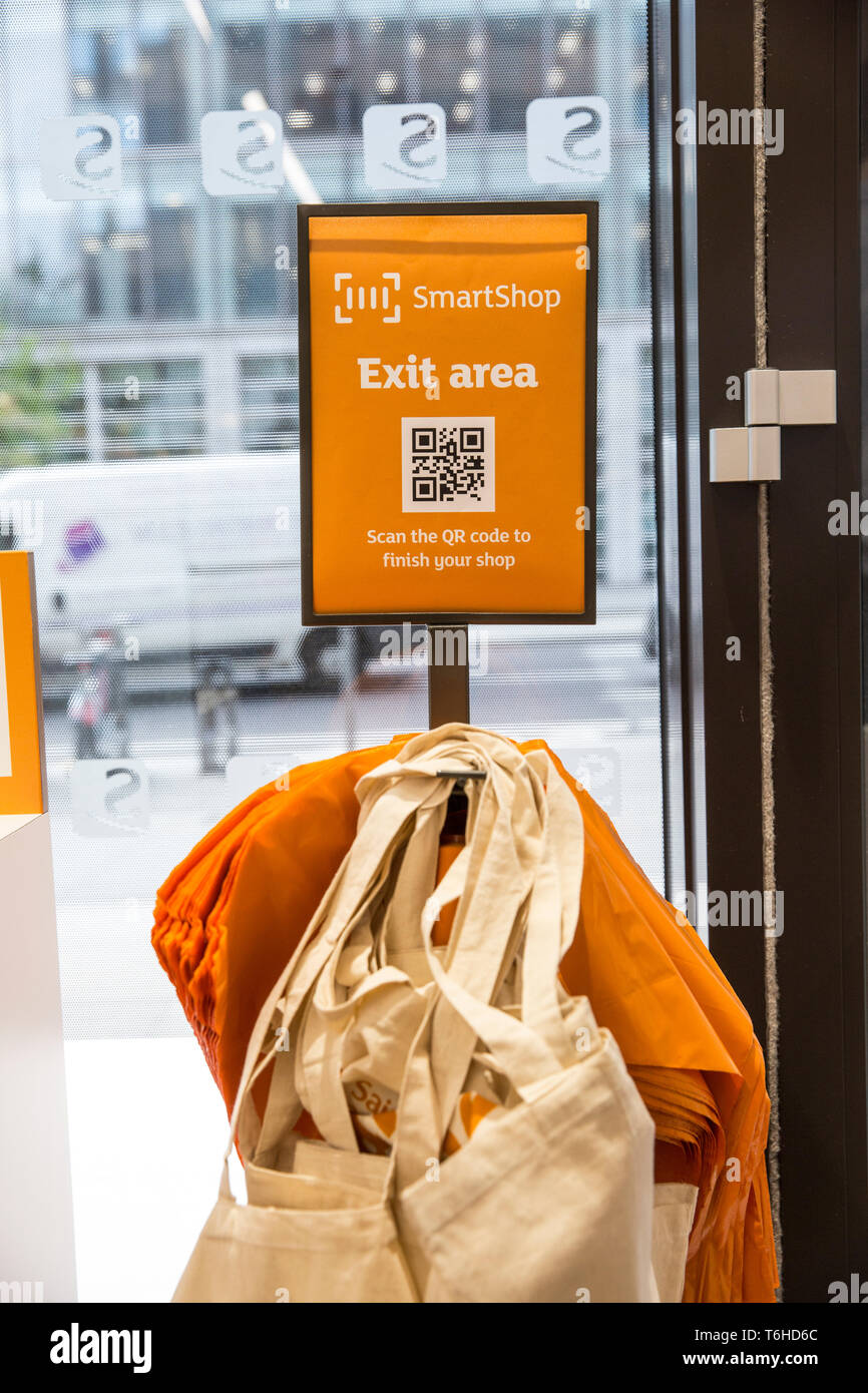 Sansbury è di nuovo 'martShop' tecnologia che consente ai clienti di eseguire la scansione i loro acquisti e pagare con un mobile app per saltare il checkout e non la coda per pagare. Foto Stock