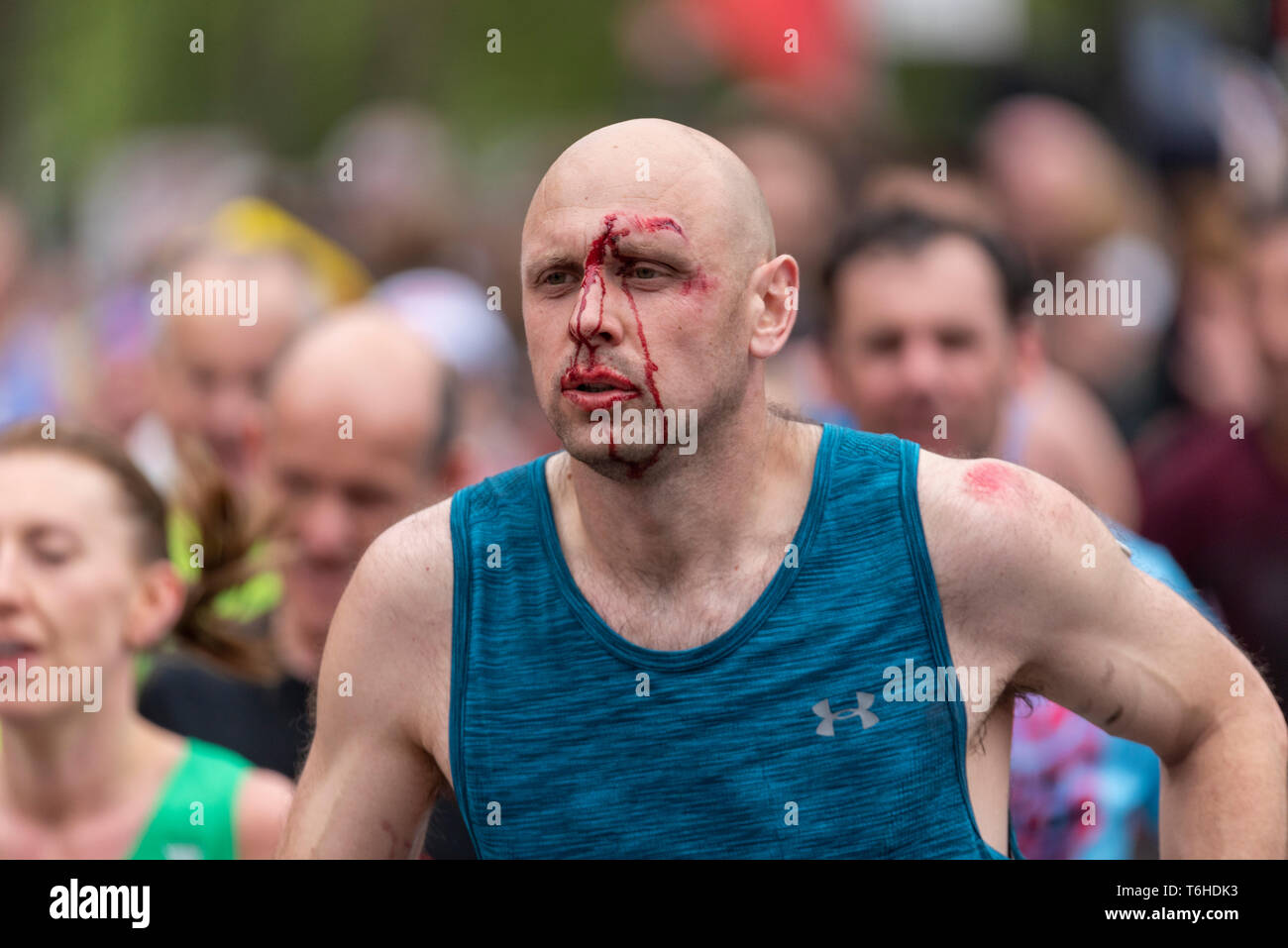 Feriti insanguinati runner racing al denaro VIRGIN LONDON MARATHON 2019, REGNO UNITO Foto Stock