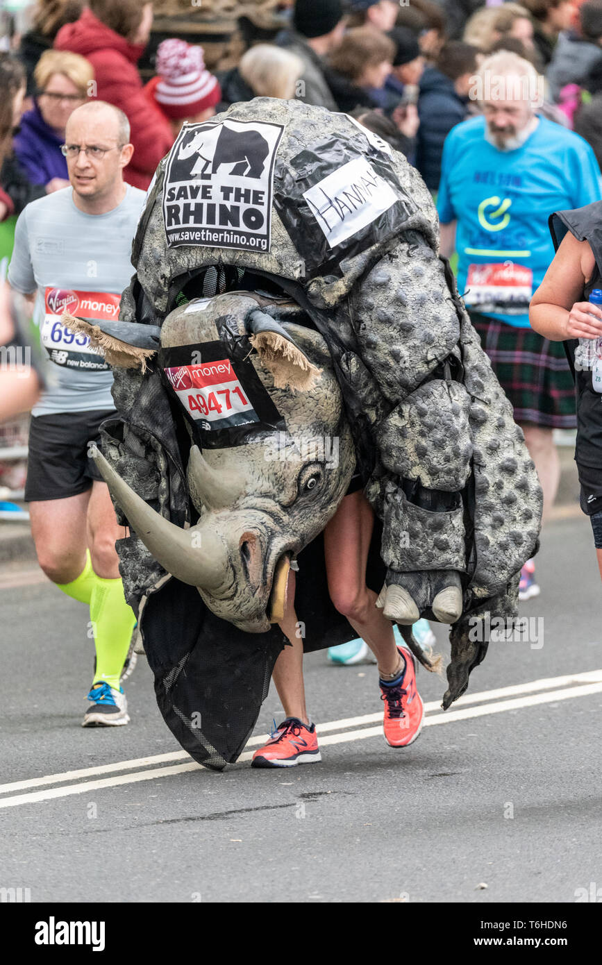 Hannah Sharp 49471 in costume di rhino racing al denaro VIRGIN LONDON MARATHON 2019, UK. Salvare il rhino Foto Stock