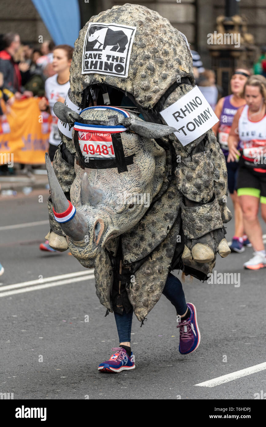 Tom Underwood 49481 in costume di rhino racing al denaro VIRGIN LONDON MARATHON 2019, UK. Salvare il rhino Foto Stock