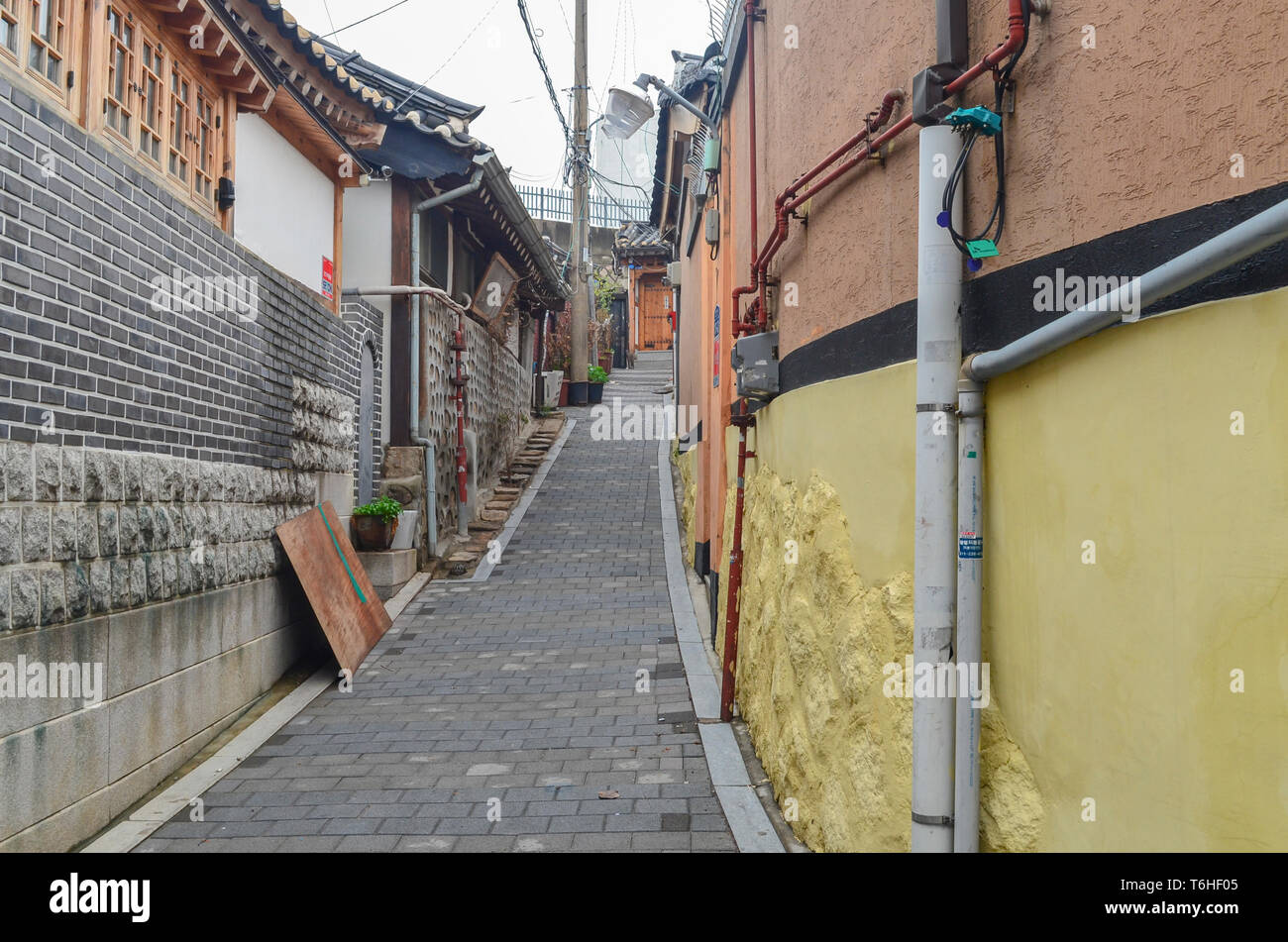 Il coreano tradizionale villaggio di Seoul con una lunga storia, situato sulla sommità di una collina tra il Palazzo Gyeongbok. Foto Stock