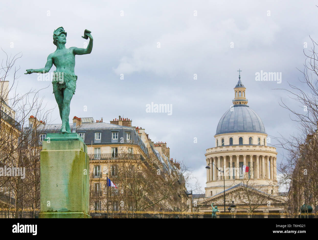 Vista sul Pantheon, un famoso edificio nel quartiere latino di Parigi, Francia, e la statua di un autore greco Foto Stock