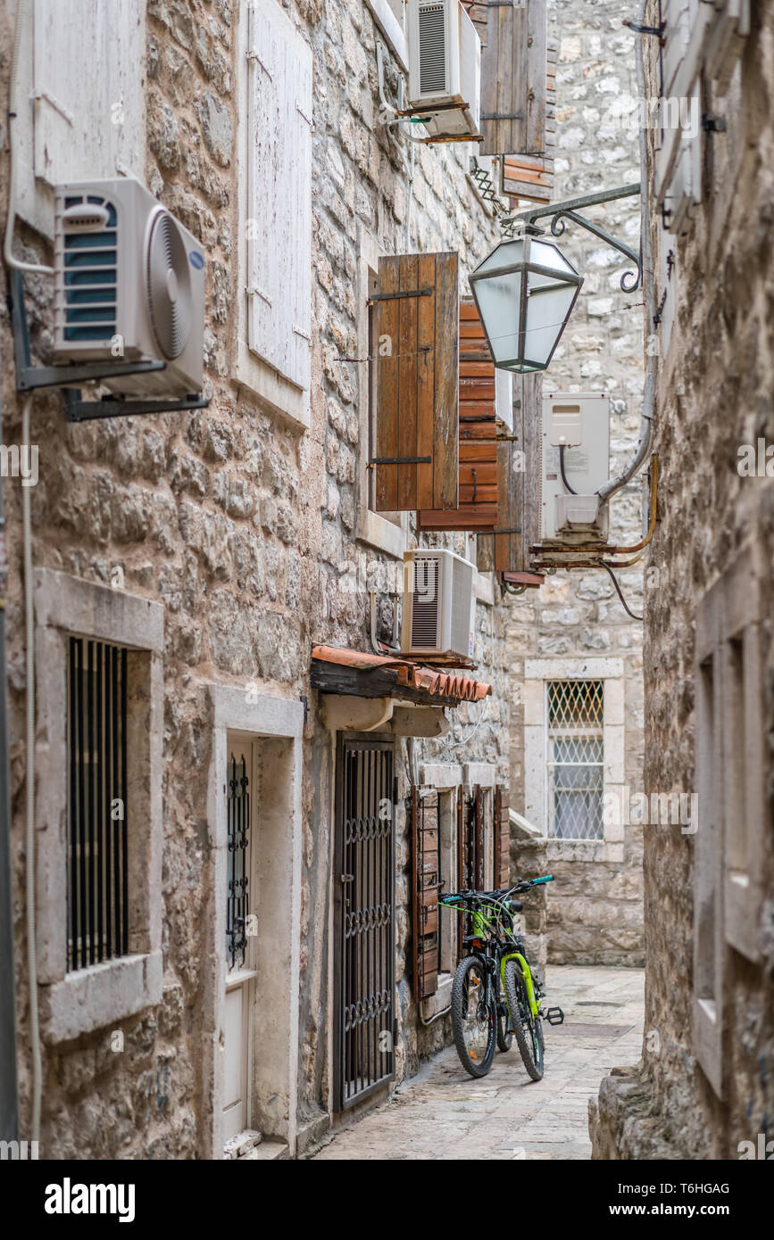 Strade strette di Budva Old Town Foto Stock