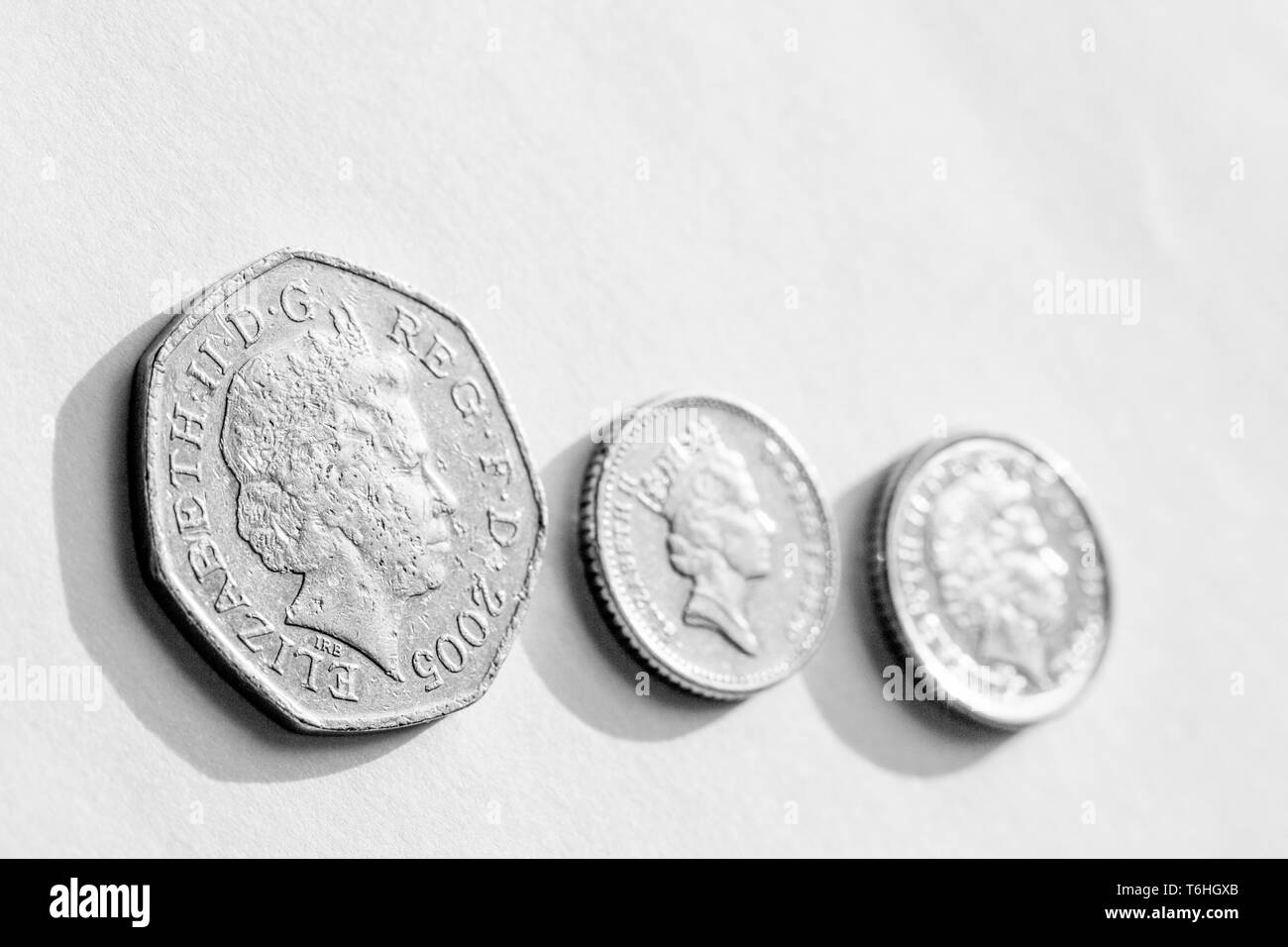 Foto macro del giovane inglese pence. Il vecchio e il nuovo. Serie di monete. Il poster con la regina Elisabetta II Foto Stock