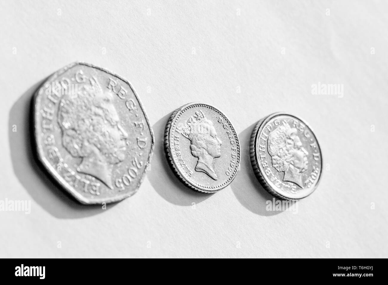 Foto macro del giovane inglese pence. Il vecchio e il nuovo. Serie di monete. Il poster con la regina Elisabetta II Foto Stock
