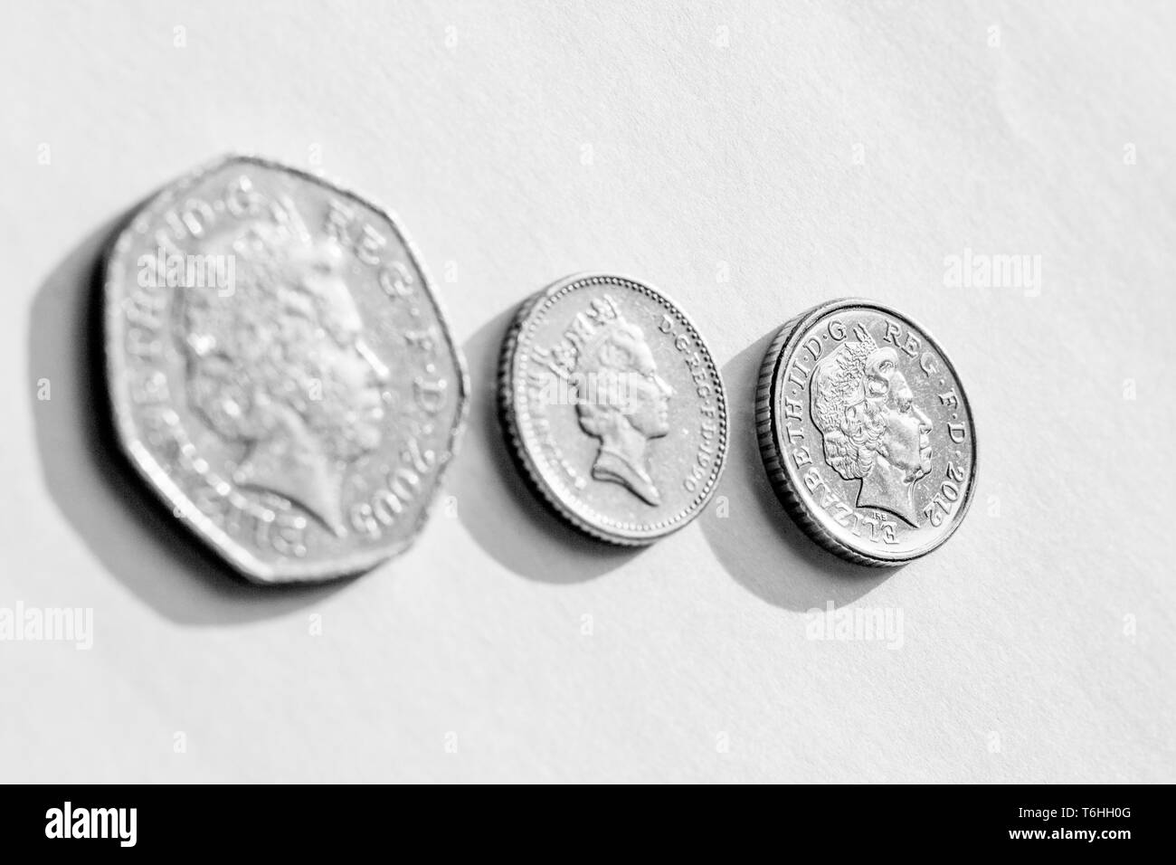 Foto macro del giovane inglese pence. Il vecchio e il nuovo. Serie di monete. Il poster con la regina Elisabetta II Foto Stock