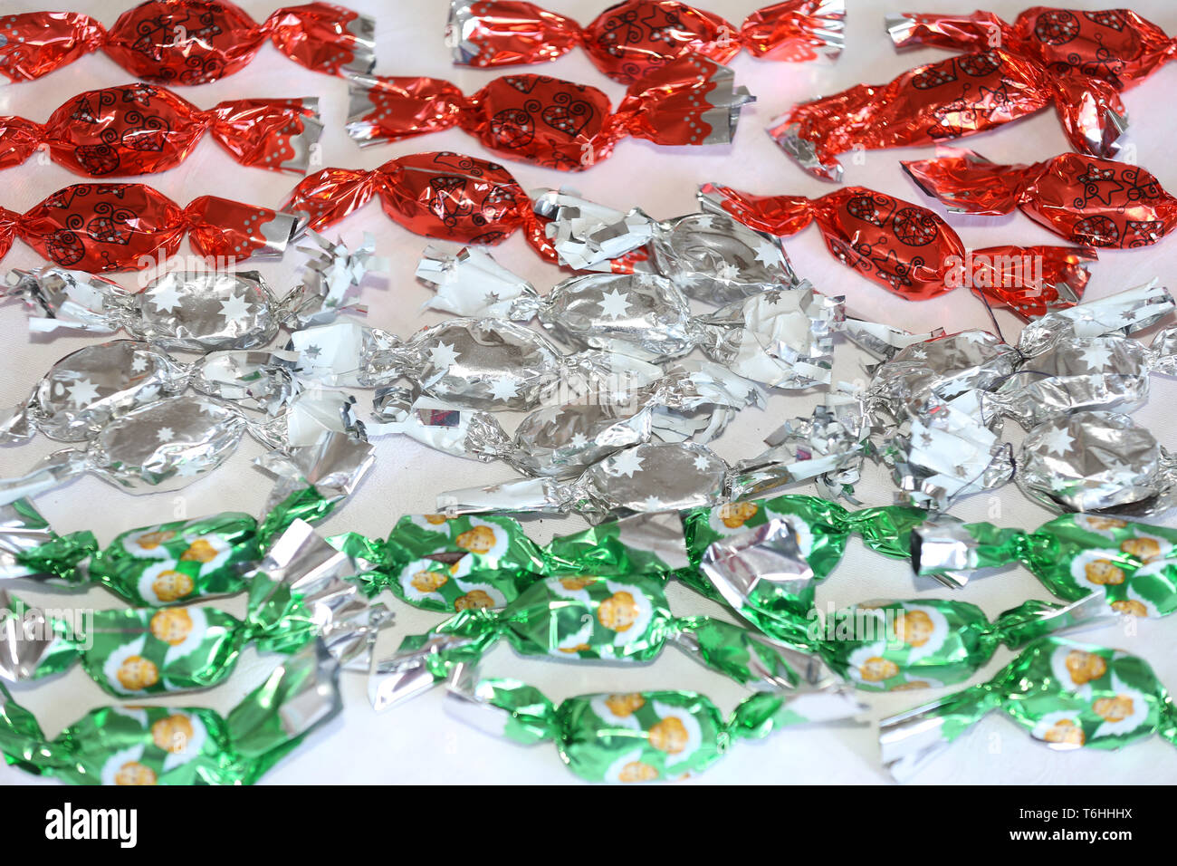 Natale originale dolcezza da Ungheria nome è szaloncukor aka parlor candy. Mostra di natale fondente dolcezza in metallo colorato di avvolgimento sulla whi Foto Stock