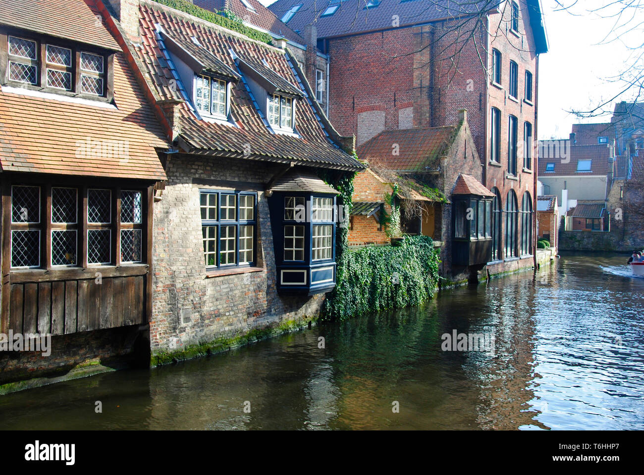 Case vicino i canali del fiume Reie a Bruges. Bruges è una meravigliosa e romantica città in Belgio, uno dei paesi del Benelux in Europa. Foto Stock