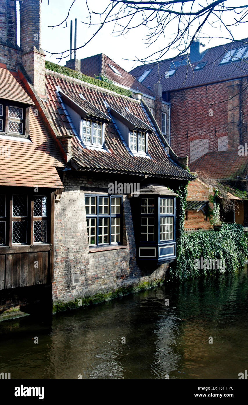 Case vicino i canali del fiume Reie a Bruges. Bruges è una meravigliosa e romantica città in Belgio, uno dei paesi del Benelux in Europa. Foto Stock