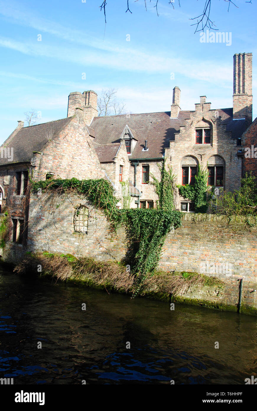 Case vicino i canali del fiume Reie a Bruges. Bruges è una meravigliosa e romantica città in Belgio, uno dei paesi del Benelux in Europa. Foto Stock