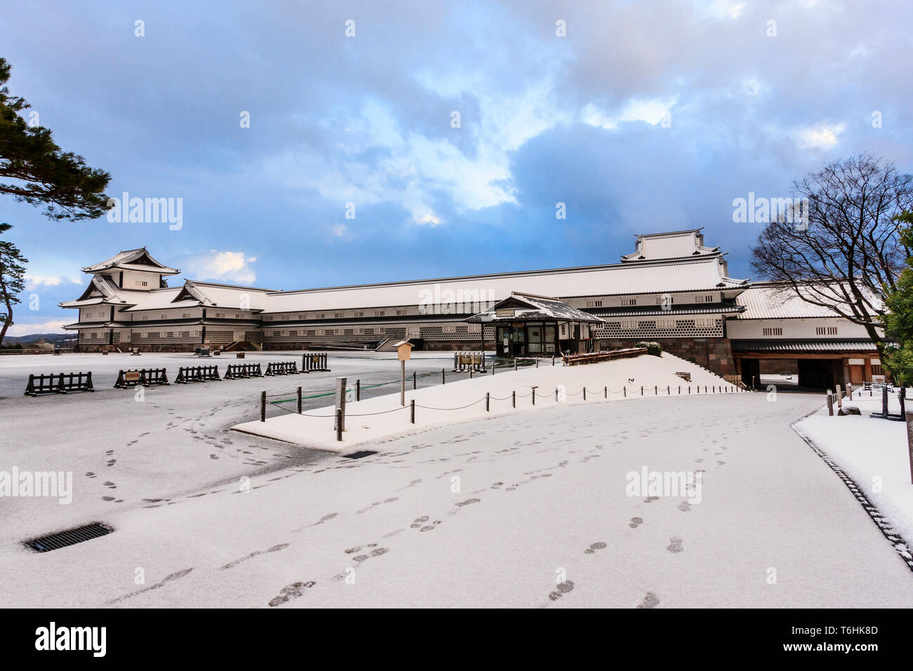 Il Castello di Kanazawa nella neve. Ninomaru con il Gojukken Nagaya e il Hishi Yagura, torretta, in corrispondenza di una estremità e la Hazhizume mon, gate, in corrispondenza di altri. Cielo tempestoso Foto Stock