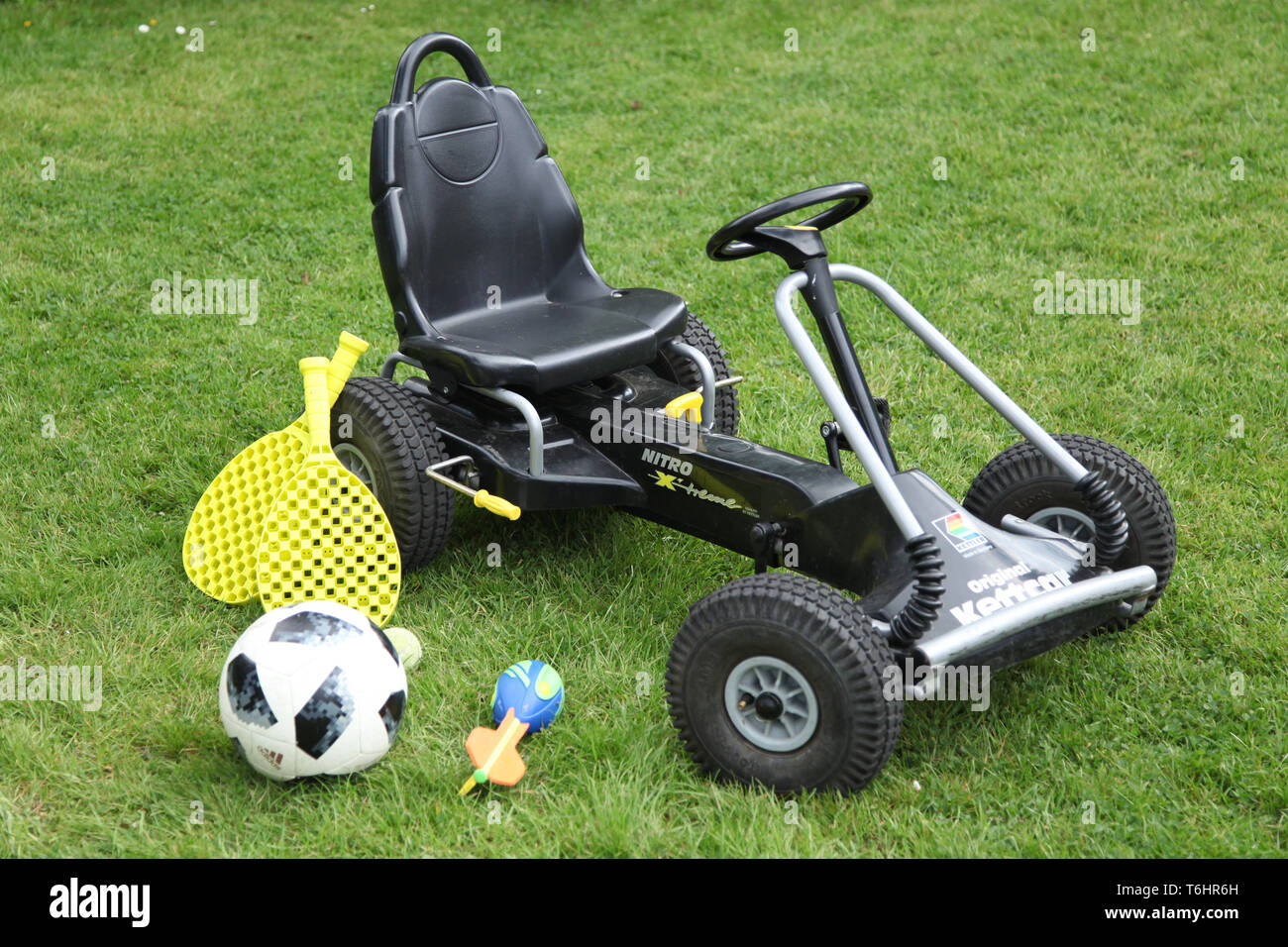 Giochi e giocattoli per bambini in giardino inglese a molla Foto Stock