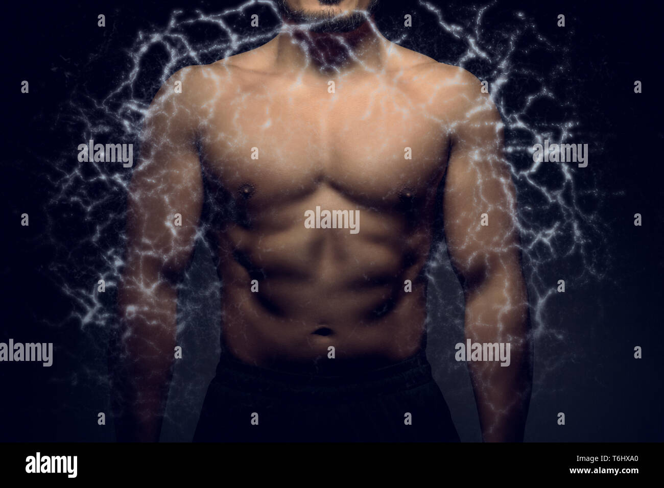 Maschio perfetto corpo superiore con energia elettrica Foto Stock