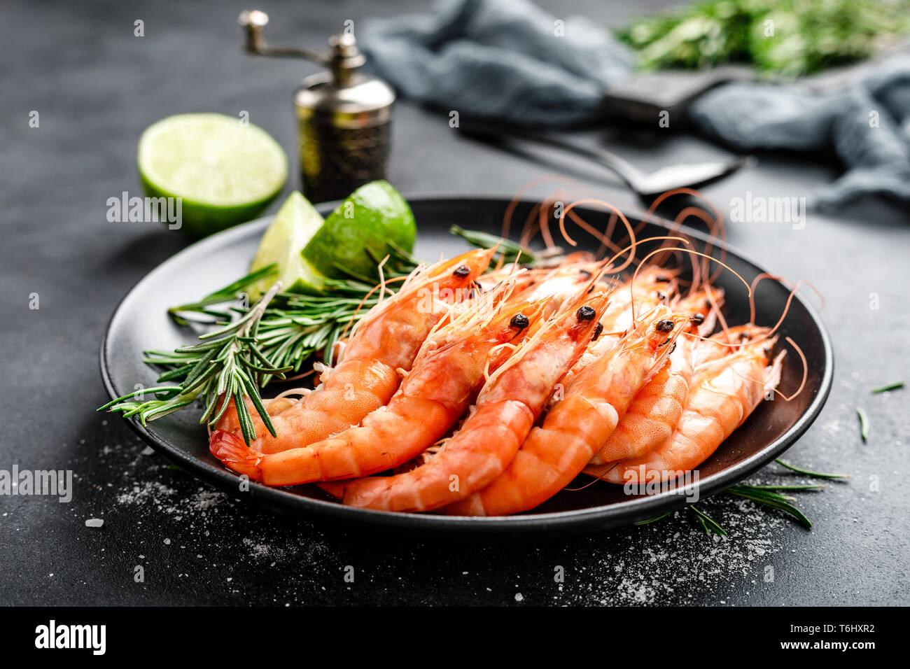 Gamberi bolliti gamberi su una piastra Foto Stock