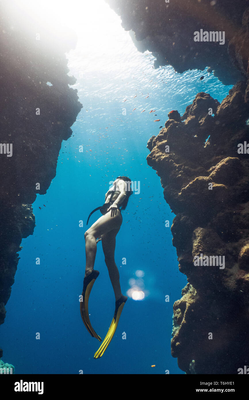 Incredibile ragazza freediving nel famoso campane, Egitto Foto Stock