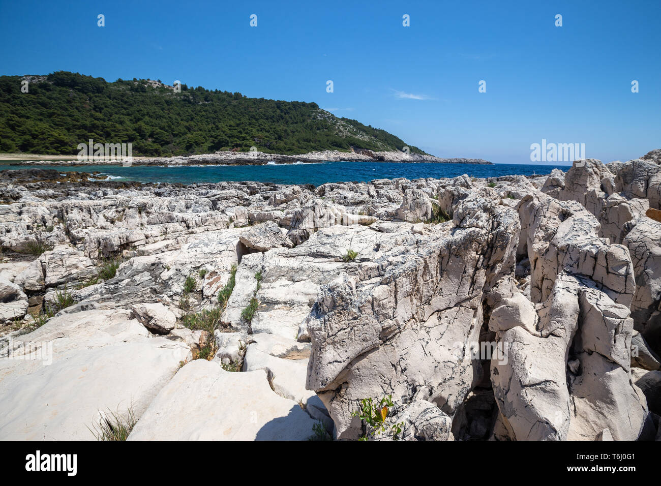 Baia di Blace (baia di Lemuni) rocce a forma di acqua di mare. Isola di Mljet. Croazia. Europa. Foto Stock