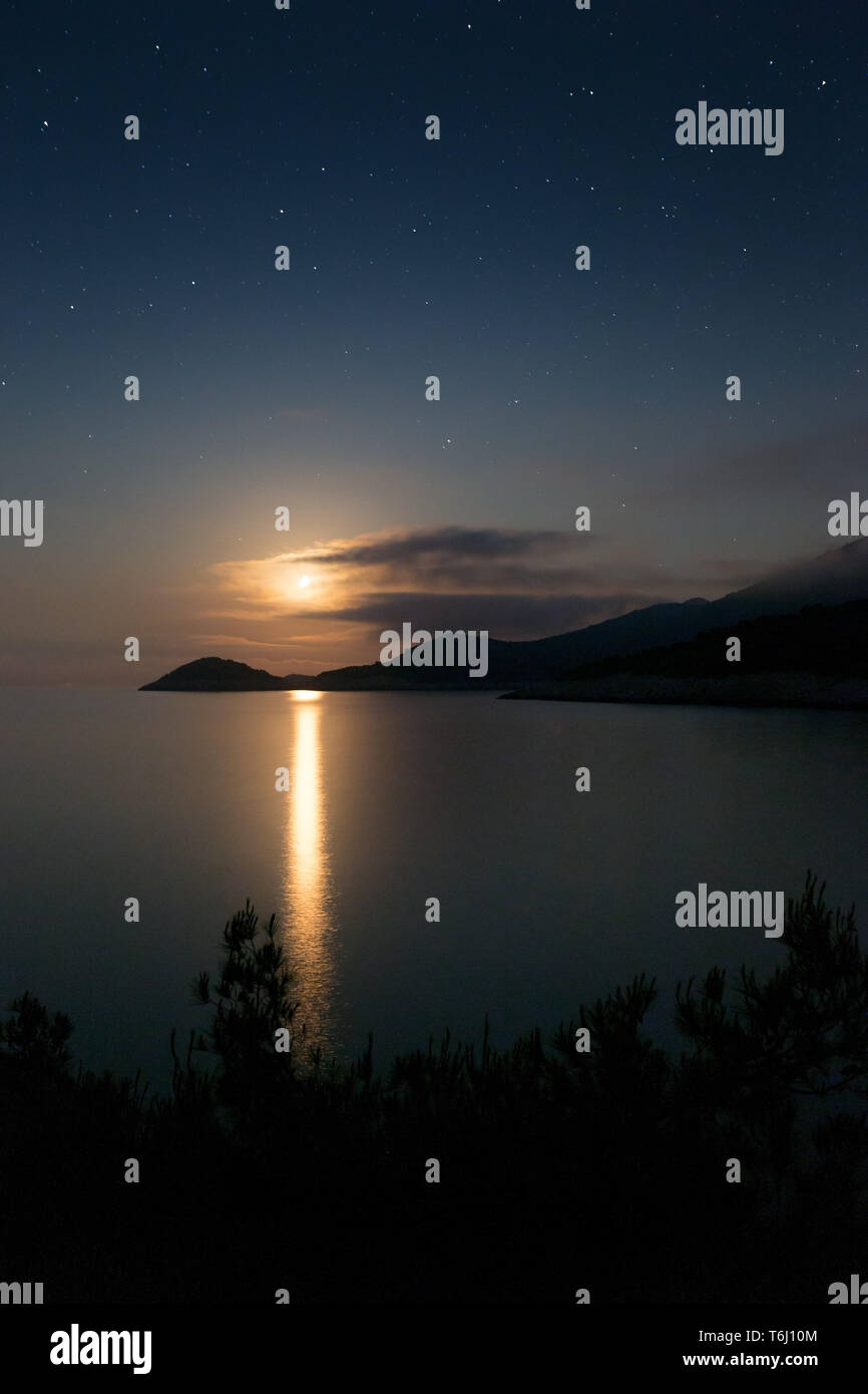 Al chiaro di luna sul mare. Isola di Mljet. Baia di Saplunara. Croazia. Europa. Stagione notturna. Foto Stock