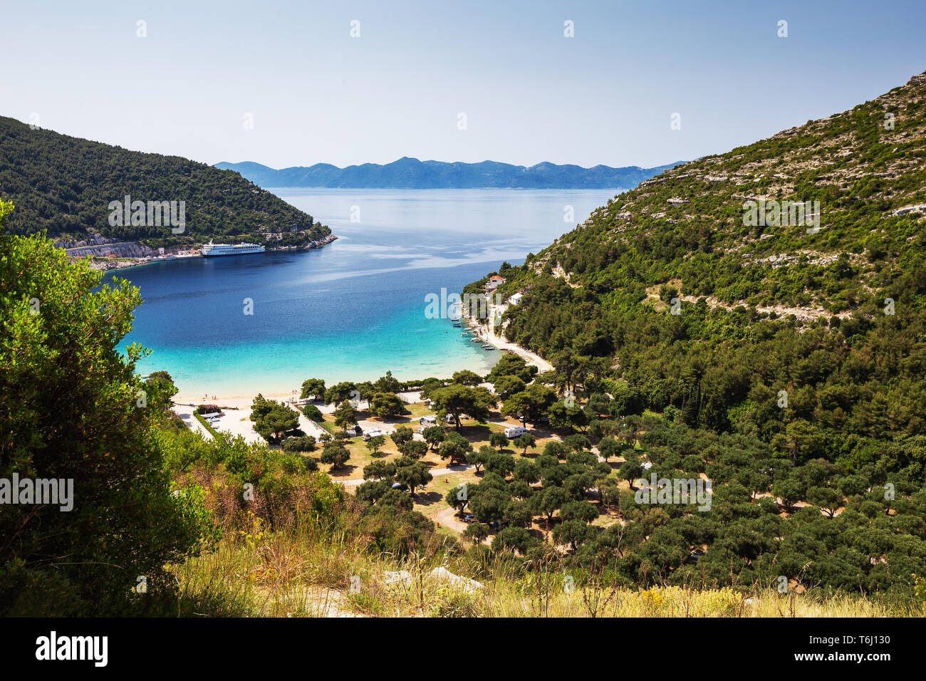 Baia di Prapratno, porto dei traghetti e campeggio. Croazia. Europa. Foto Stock