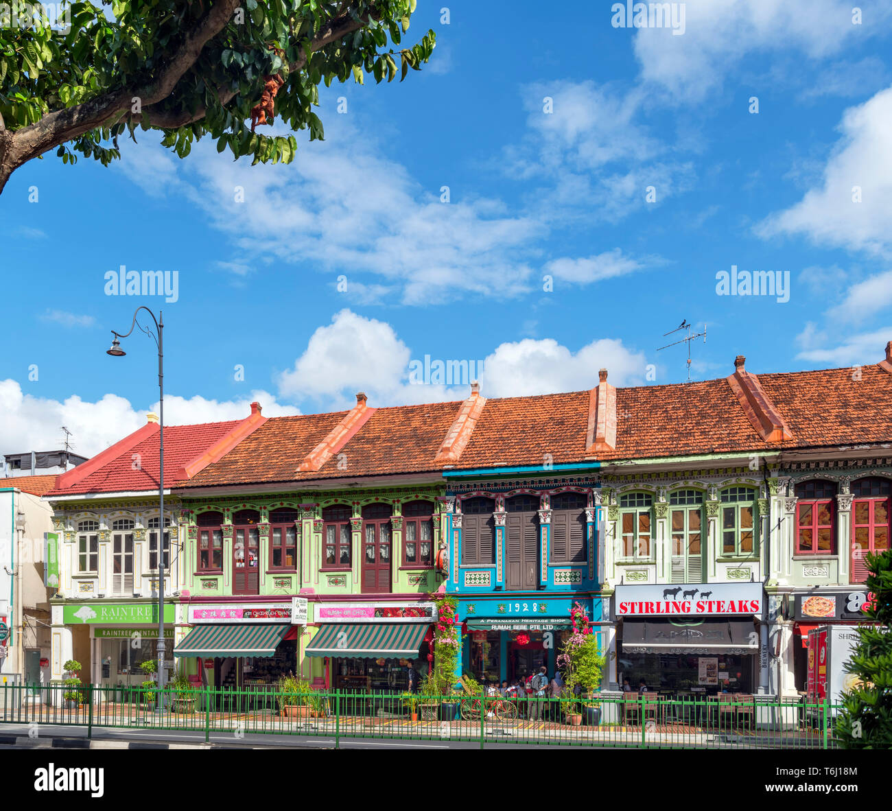 Singapore Katong. Vecchia patrimonio Peranakan case, ora incorporare negozi e ristoranti, East Coast Road, Katong, Singapore Foto Stock