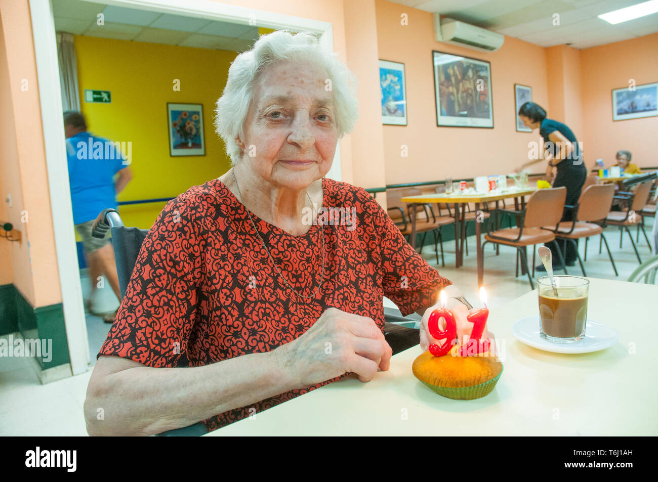 Vecchia donna nel suo novanta primo compleanno, sorridente e guardando la telecamera. Foto Stock