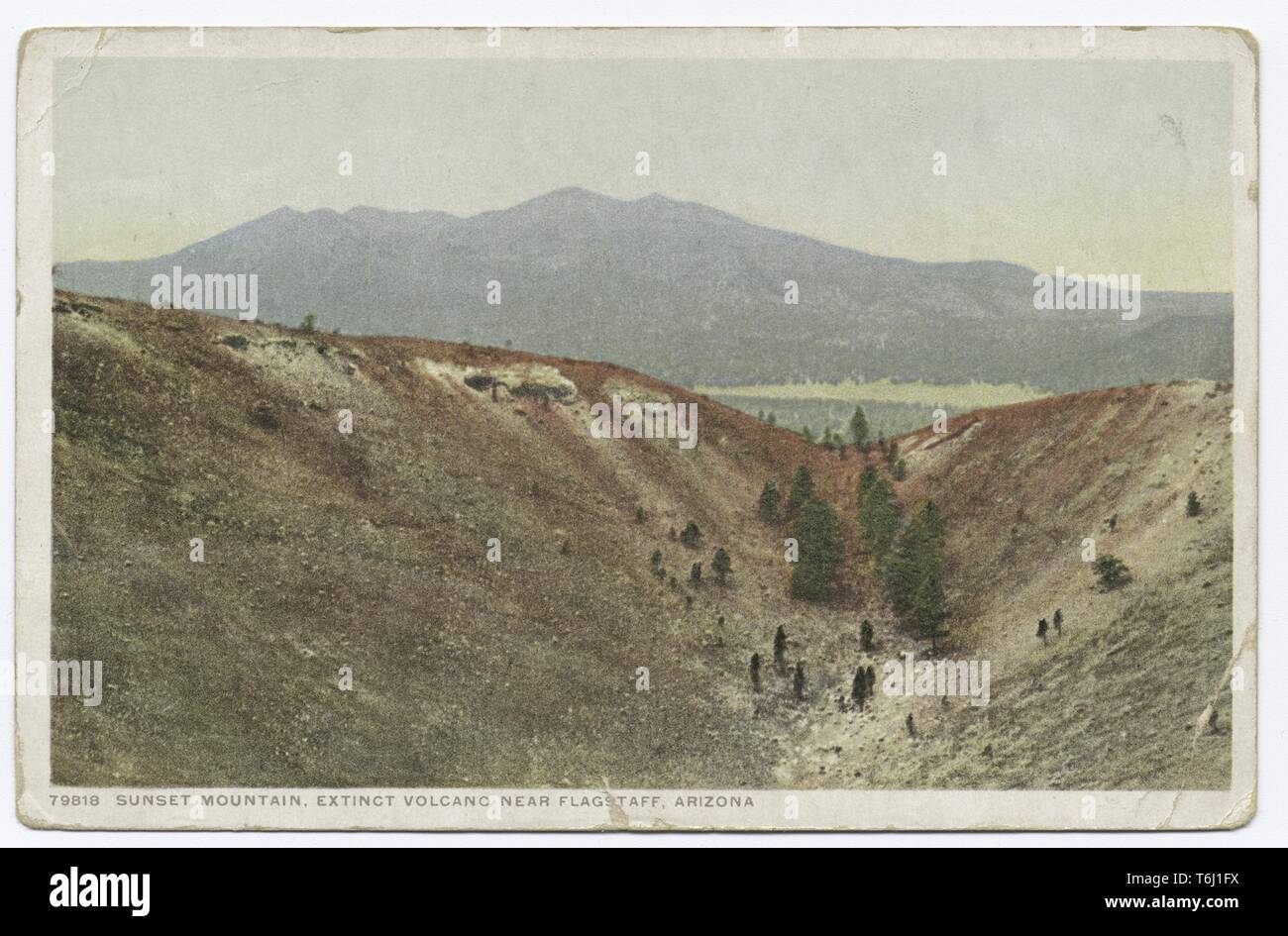 Detroit Publishing Company cartolina vintage del tramonto in montagna, un vulcano estinto vicino a Flagstaff, in Arizona, 1914. Dalla Biblioteca Pubblica di New York. () Foto Stock