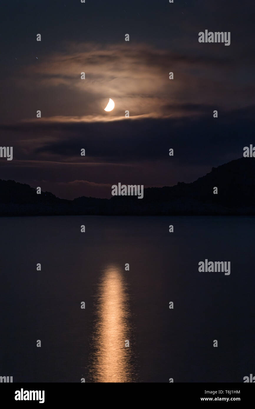 Al chiaro di luna sul mare. Isola di Mljet. Baia di Saplunara. Croazia. Europa. Stagione notturna. Foto Stock