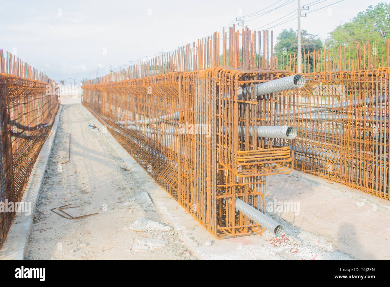 I lavoratori stanno preparando una costruzione in acciaio per la costruzione di un nuovo ponte Foto Stock