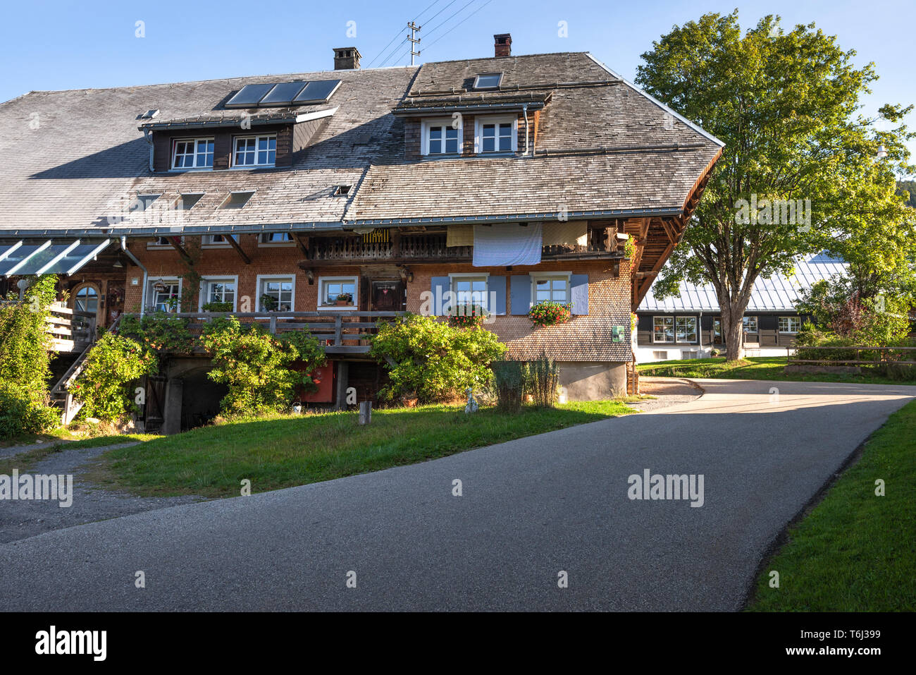 Casa nella Foresta Nera con hipped tetto e facciata in legno, comune di Bernau im Schwarzwald, Germania, architettura in legno dell'Alta Foresta Nera Foto Stock