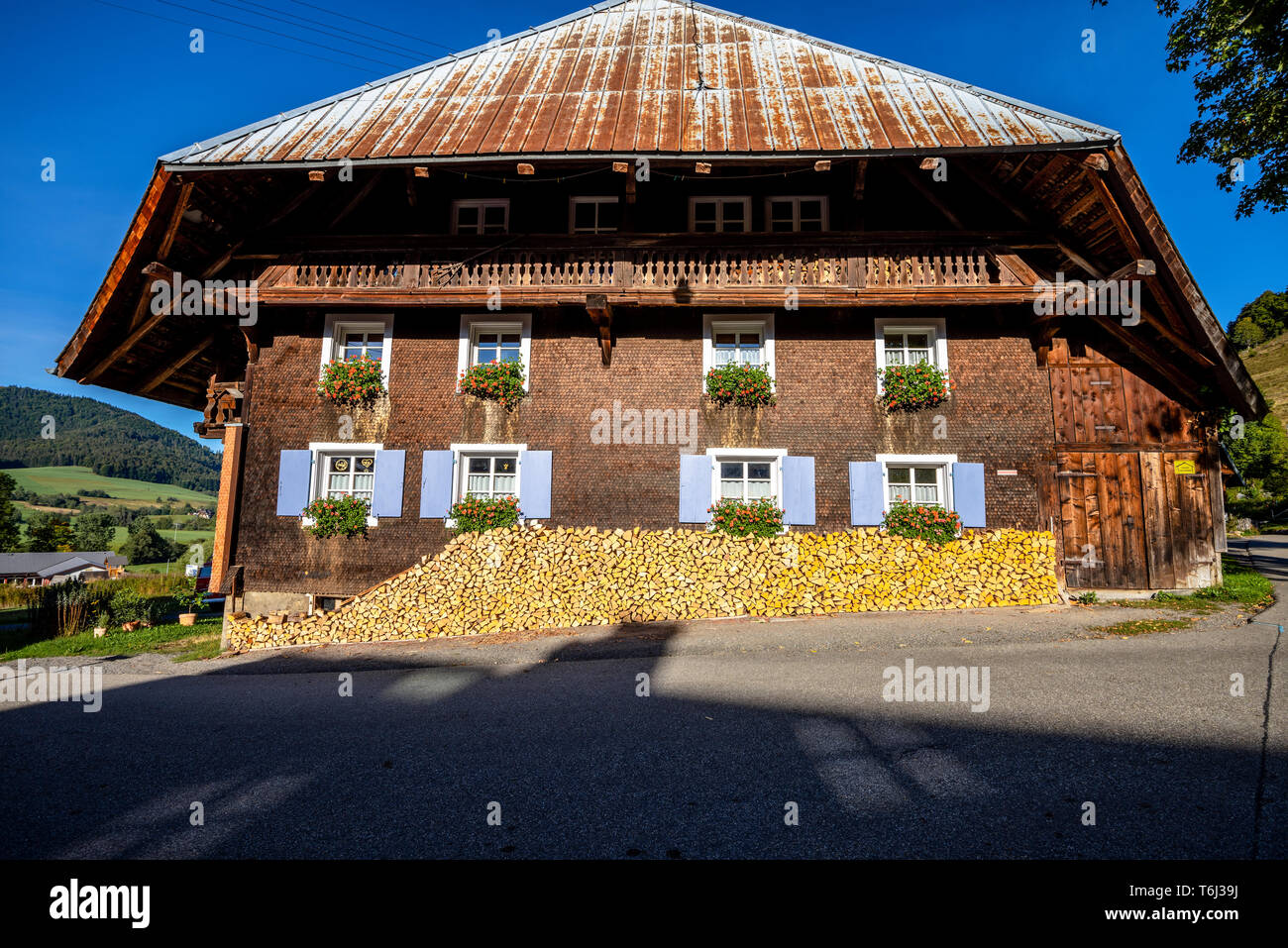 Casa nella Foresta Nera con tetto hipped e scandole in legno facciata, comune di Bernau im Schwarzwald, Germania, casa in legno dell'Alta Foresta Nera Foto Stock