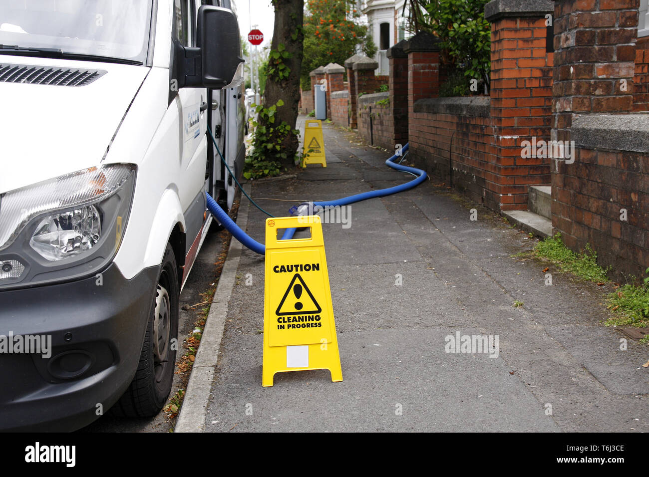 Casa mobile pulizia van con segnali di attenzione e tubo acqua Foto Stock