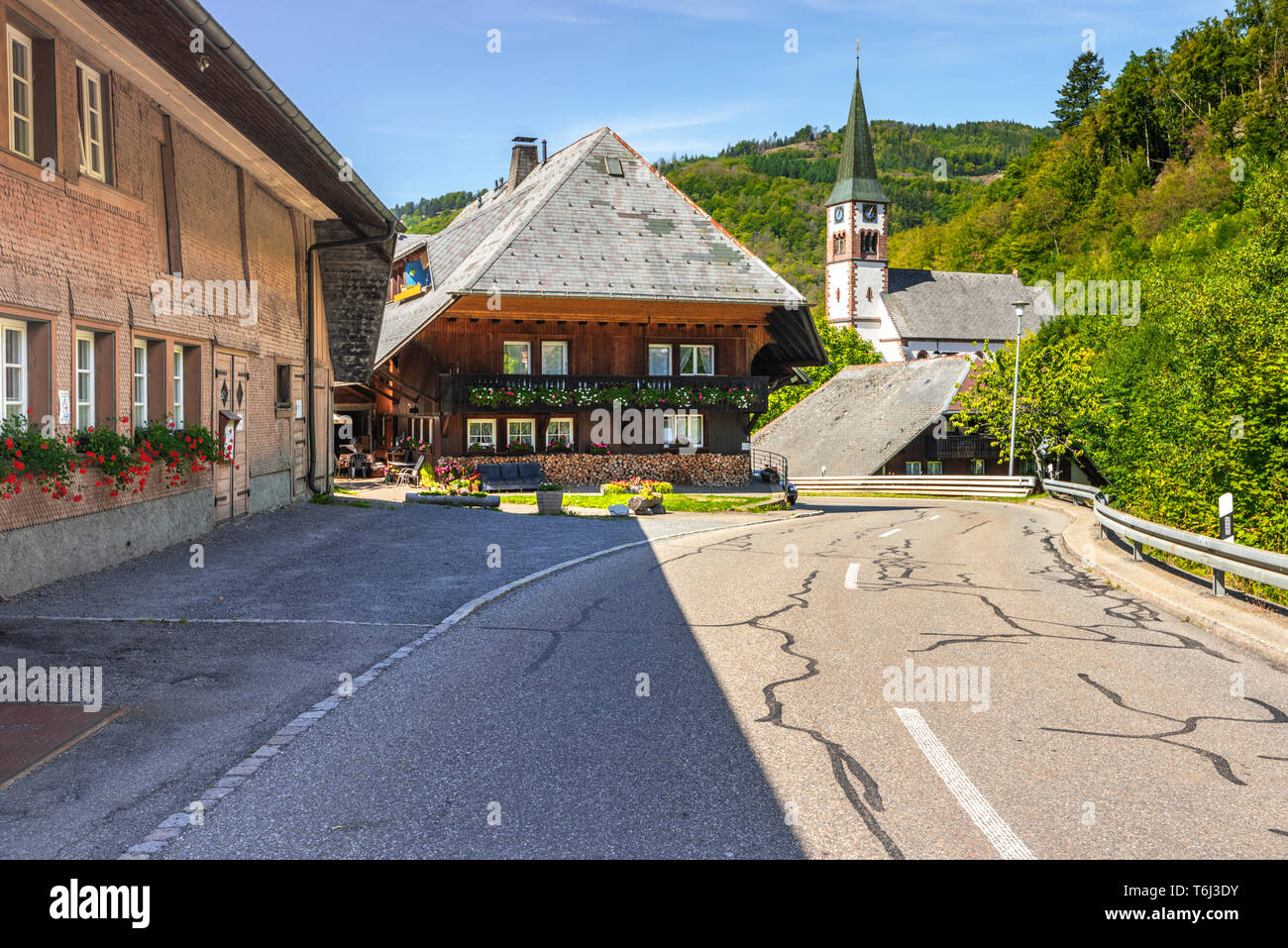 Sulla strada attraverso il villaggio Geschwend, Foresta Nera case e le colline della Foresta Nera meridionale, Germania, borough di Todtnau, distretto di Lörrach Foto Stock