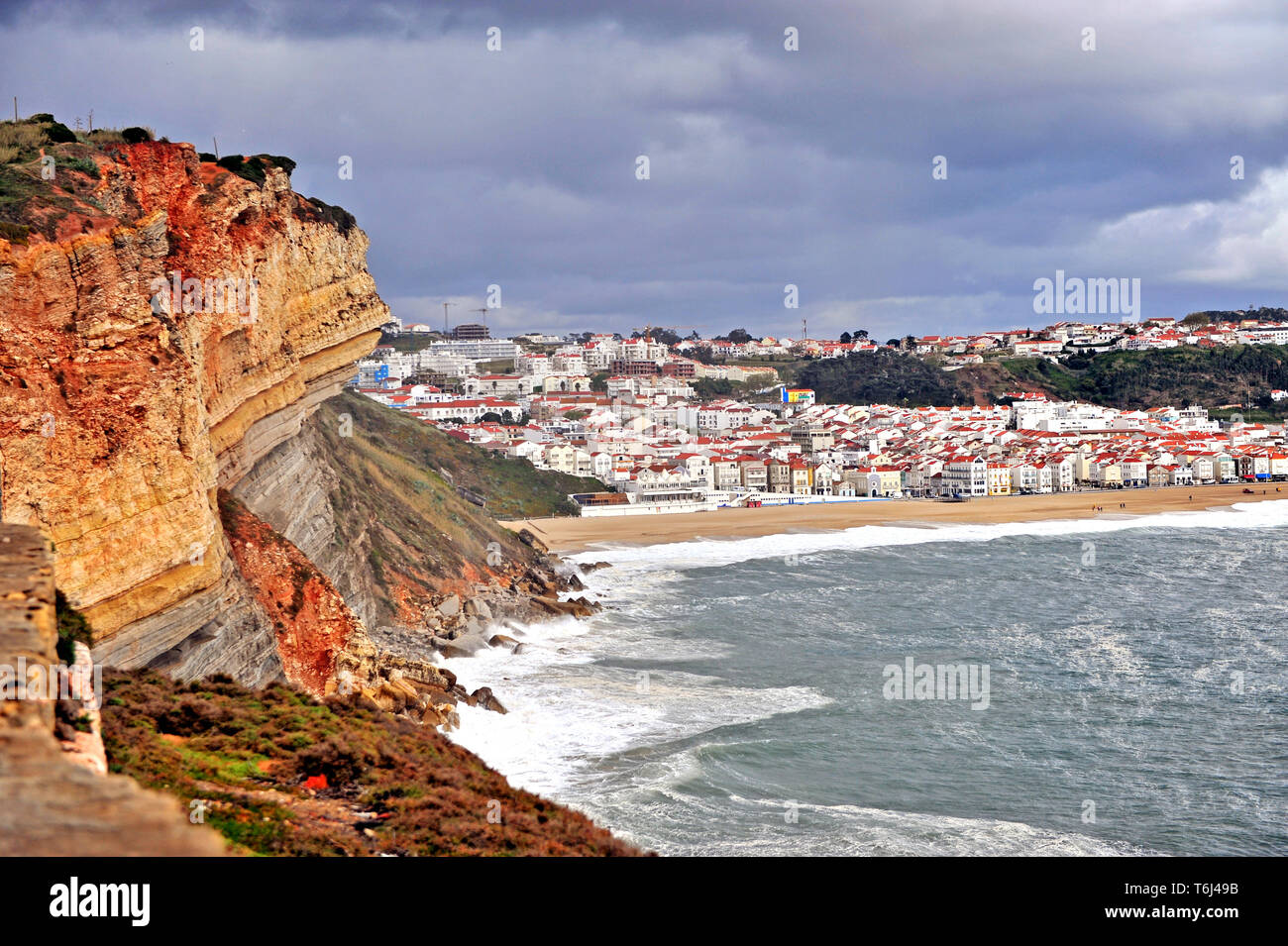 Panorama di Nazare città con drammatico sul cielo tempestoso giorno, Portogallo Foto Stock
