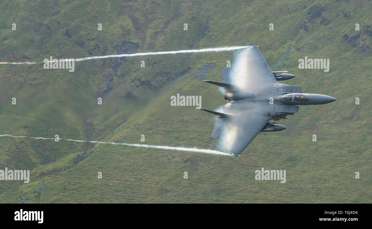 Il USAF F-15s facendo il basso livello della formazione attraverso il Galles del Nord Foto Stock