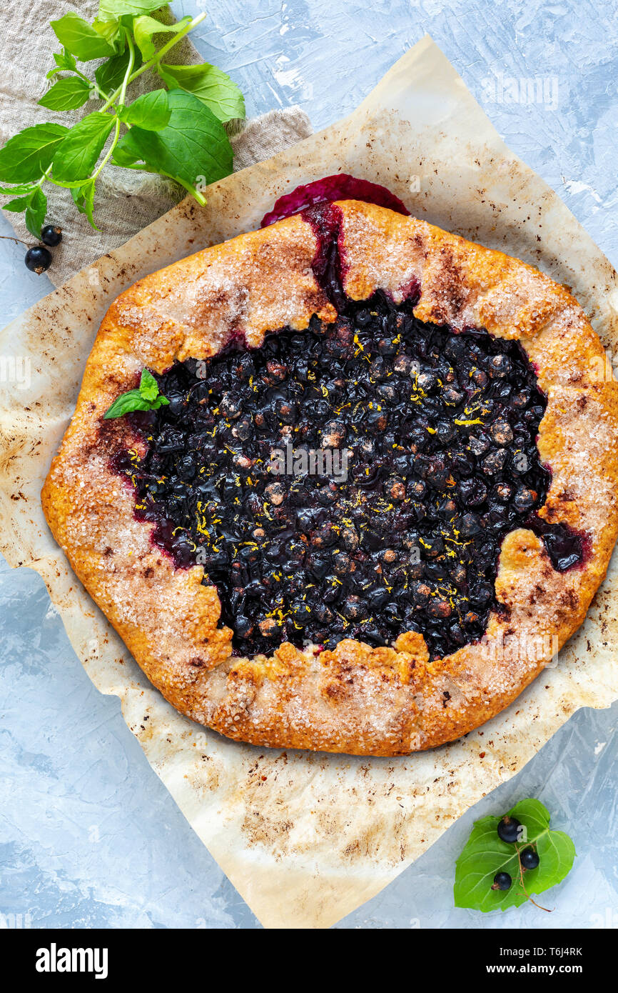 In casa galette con ribes nero e la scorza di limone. Foto Stock