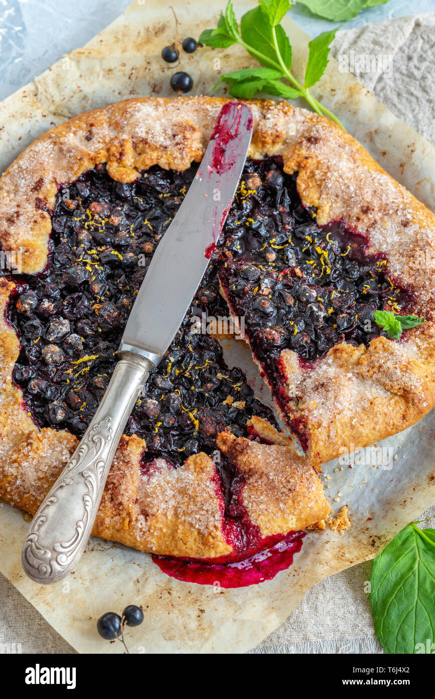 Tagliare la torta di ribes nero e di coltello. Foto Stock