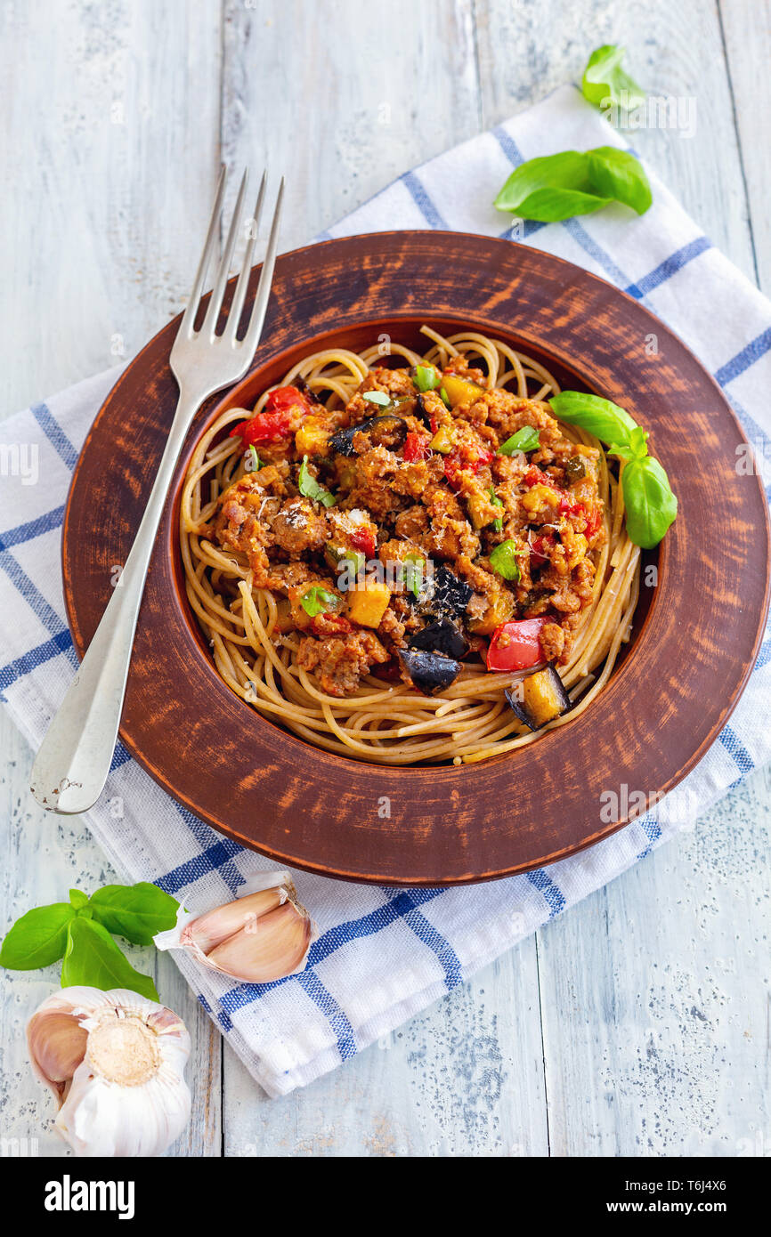 Pasta con ragù alla bolognese, verdure e basilico. Foto Stock