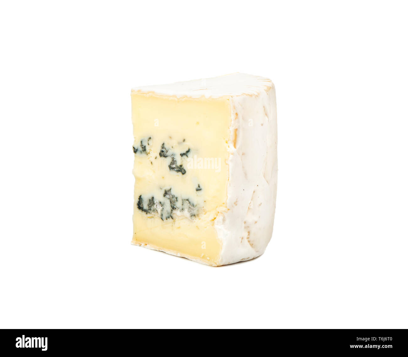 Fetta di formaggio brie con stampo su sfondo bianco Foto Stock