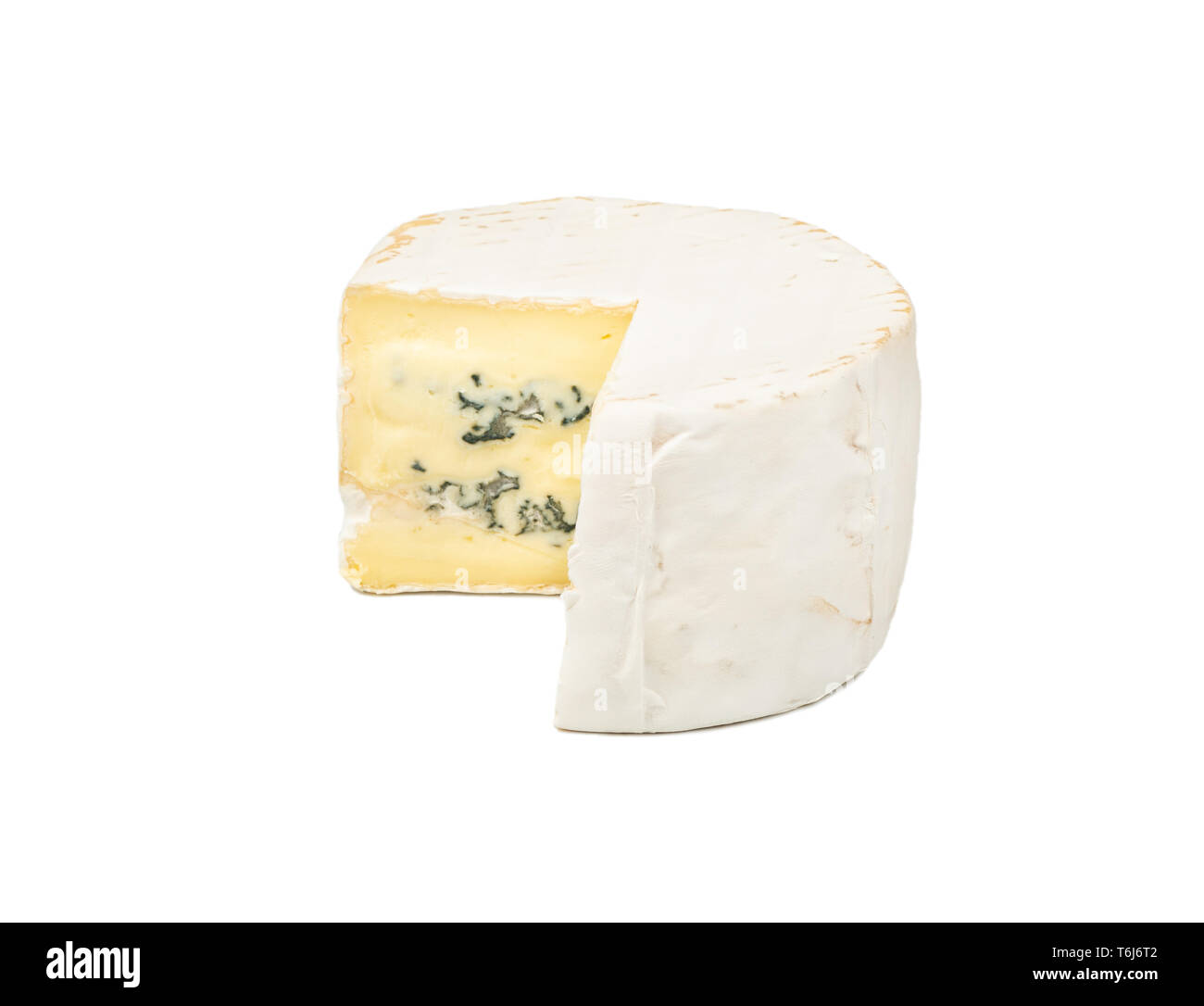 Pezzo di formaggio brie con stampo su sfondo bianco Foto Stock