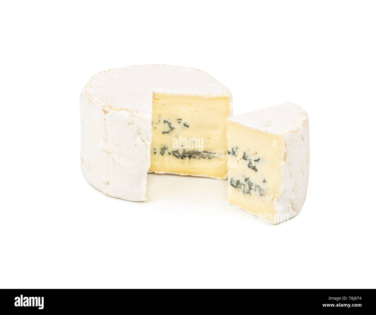 Delizioso formaggio brie con fetta su sfondo bianco Foto Stock