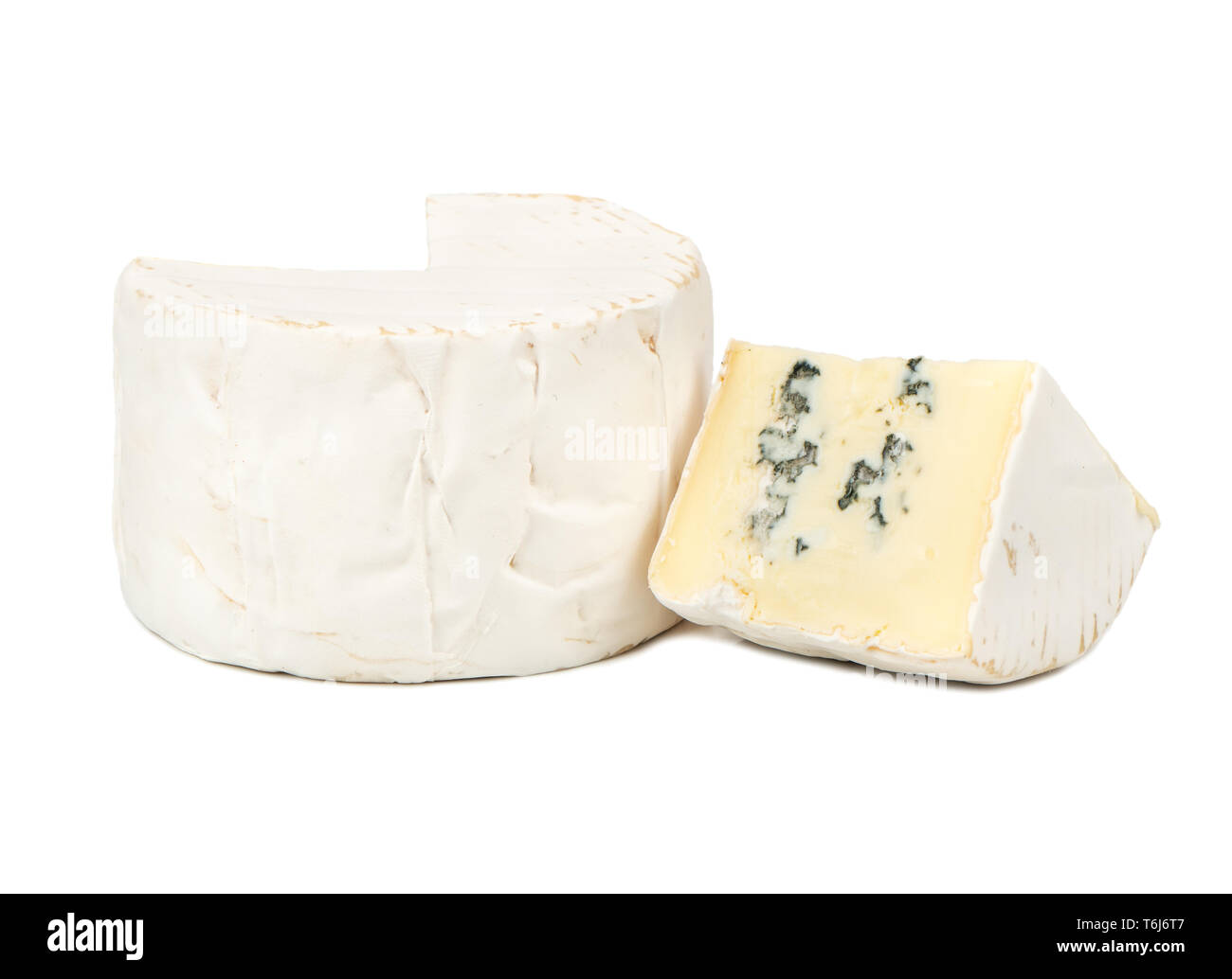 Formaggio Brie con lo stampo e la fetta su sfondo bianco Foto Stock