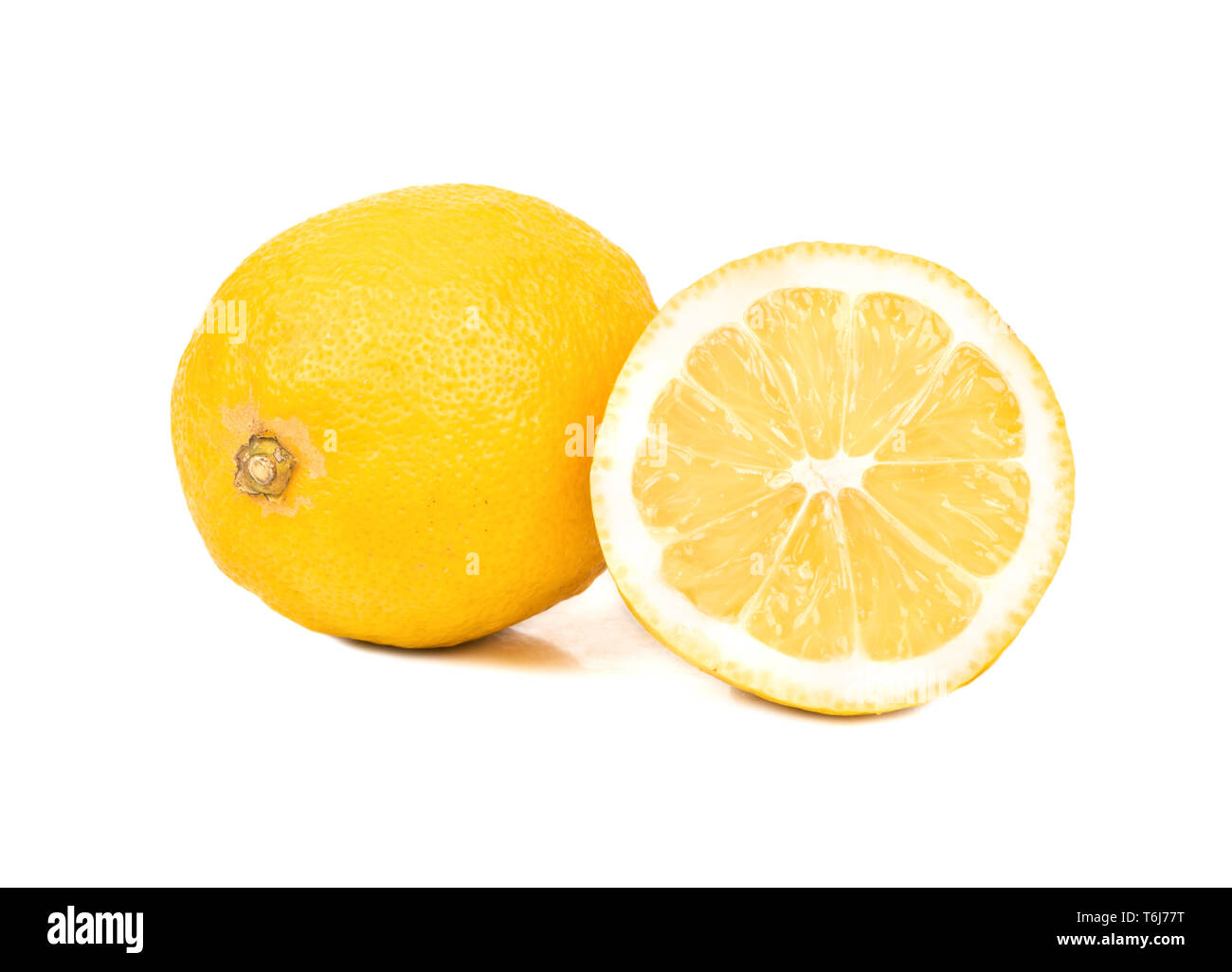 Mature limone con succosa per metà su sfondo bianco Foto Stock