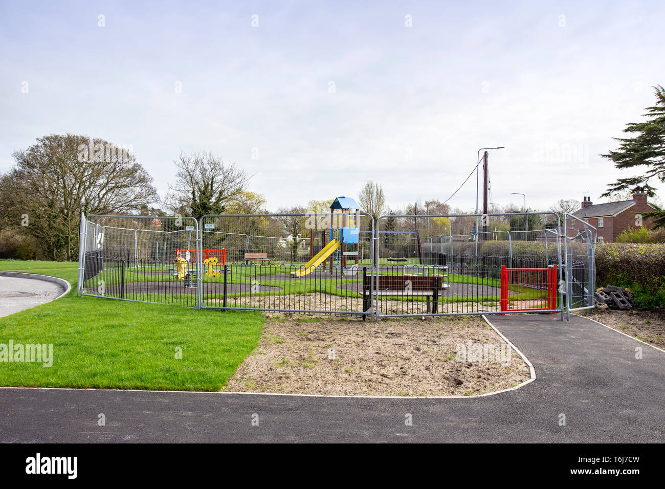 Chiuso e recintato temporanea di nuovi giochi per bambini nel Cheshire Regno Unito Foto Stock