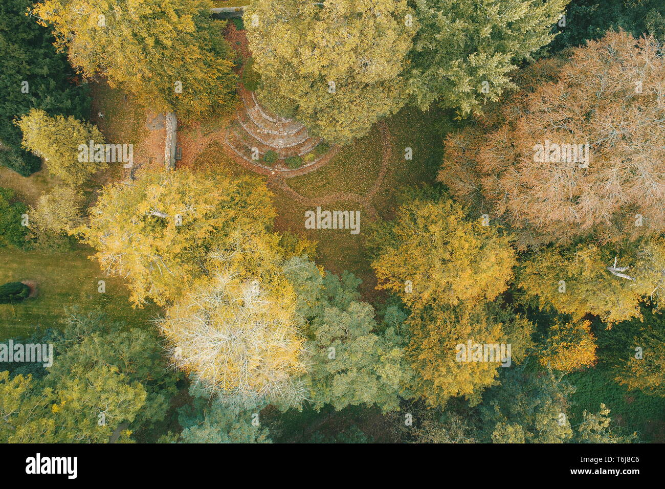 Panoramica aerea di una a forma di spirale del xviii secolo casa di ghiaccio e AUTUNNO / caduta di alberi con colori brillanti e modelli Foto Stock