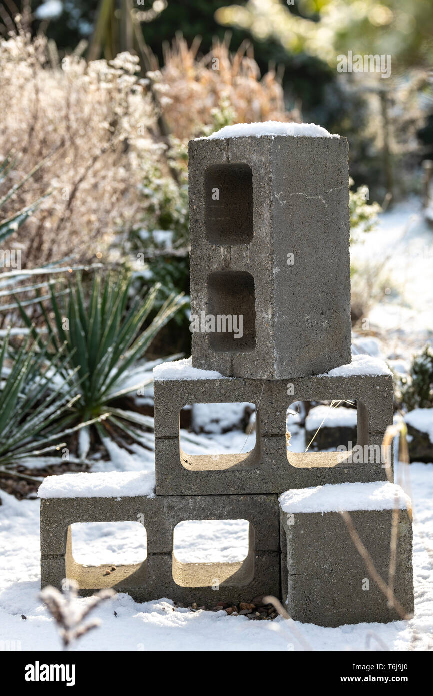 Blocco Breeze giardino scultura nella neve, REGNO UNITO Foto Stock