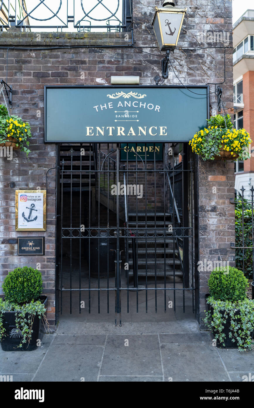 LONDON, Regno Unito - 1 Aprile 2019: l'ancoraggio Bankside, un pPub nel London Borough of Southwark Foto Stock