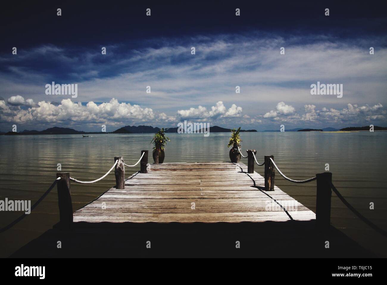 Il molo in legno che conduce al mare delle Andamane sulla isola tropicale Ko Lanta, Thailandia Foto Stock